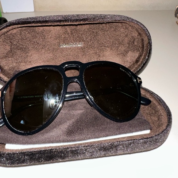 Tom Ford Sunglasses. Great condition, barely used. - Picture 2 of 7